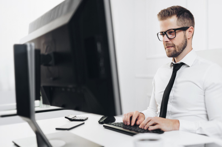 Przejście z UoP na B2B – kiedy się opłaca i jakie ma skutki?